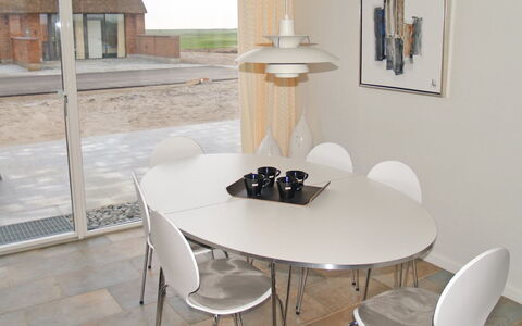 Fanny - 2Km from the Sea: Meubilair, Flooring, Verdieping, Interieur Ontwerp, Hout, Tafel, Stoel, Verlichting, Keuken En Eettafel, Eetkamer