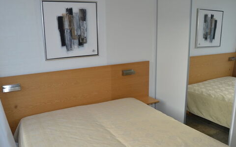 Fanny - 2Km from the Sea: Bed, Slaapkamer, Hout, Verdieping, Flooring, Interieur Ontwerp, Laken, Bedding, Meubilair, Bed Frame