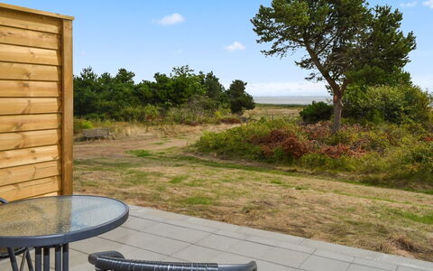 Baltser - 5Km from the Sea: Blauw, Struik, Verblijf, Groundcover, Tuin, Landgoed, Schaduw, Landscaping, Boerderij, Eco Hotel