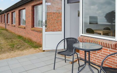 Baltser - 5Km from the Sea: Blauw, Struik, Verblijf, Groundcover, Tuin, Landgoed, Schaduw, Landscaping, Boerderij, Eco Hotel