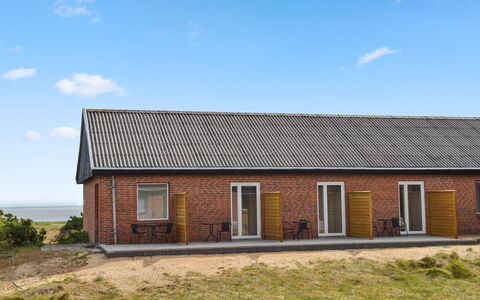 Baltser - 5Km from the Sea: Blauw, Struik, Verblijf, Groundcover, Tuin, Landgoed, Schaduw, Landscaping, Boerderij, Eco Hotel
