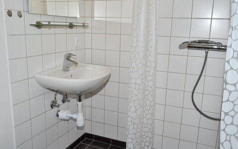 Baltser - 5Km from the Sea: Blauw, Struik, Verblijf, Groundcover, Tuin, Landgoed, Schaduw, Landscaping, Boerderij, Eco Hotel