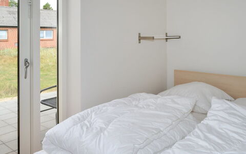 Baltser - 5Km from the Sea: Blauw, Struik, Verblijf, Groundcover, Tuin, Landgoed, Schaduw, Landscaping, Boerderij, Eco Hotel