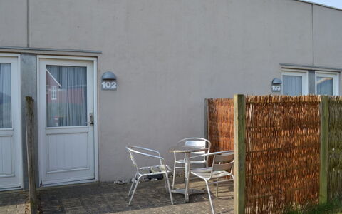 Guder - 500M from the Sea: Verblijf, Backyard, Werf, Garden Gebouwen, Schuur, Siding, Buitenmeubels, Blokhut, Outdoor Structuur, Keet