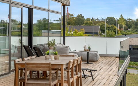 Ahmik - 200M from the Sea: Dak, Huis, Land Lot, Huis, Verblijf, Landgoed, Garden Gebouwen, Schaduw, Blokhut, Landscaping