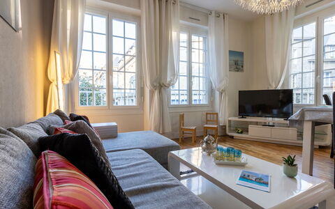 Puits aux Braies: Bankstel, Meubilair, Eigendom, Tafel, Fotolijst, Venster, Azure, Interieur Ontwerp, Verlichting, Comfort