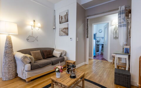 Lancette: Gebouw, Venster, Comfort, Hout, Televisie, Woonkamer, Interieur Ontwerp, Huis, Bankstel, Verdieping