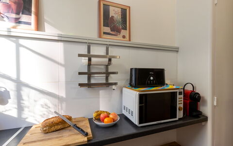 Lancette: Gebouw, Venster, Comfort, Hout, Televisie, Woonkamer, Interieur Ontwerp, Huis, Bankstel, Verdieping