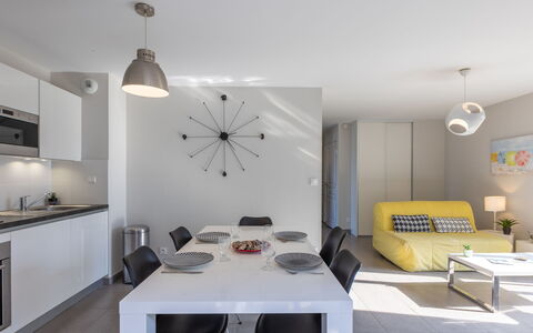 Les Cyprès: Gebouw, Venster, Comfort, Hout, Televisie, Woonkamer, Interieur Ontwerp, Huis, Bankstel, Verdieping