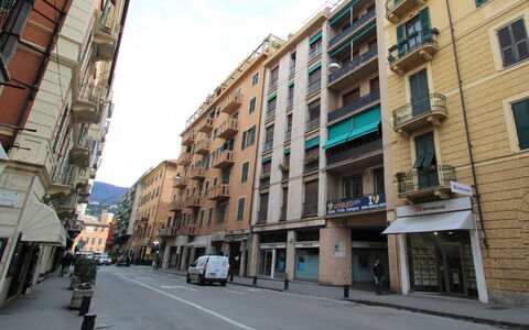 Rapallo 260: Gebouw, Venster, Comfort, Hout, Televisie, Woonkamer, Interieur Ontwerp, Huis, Bankstel, Verdieping