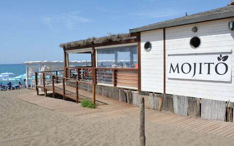 Marina di Bibbona 673: Lucht, Eigendom, Fabriek, Wolk, Water, Venster, Strand, Gebouw, Hout, Landschap