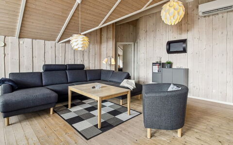 Arnika - 28Km from the Sea: Meubilair, Interieur Ontwerp, Flooring, Hout, Verdieping, Plafond, Houten Vloer, Stoel, Tafel, Verlichting