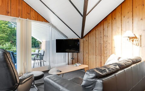 Leonard - 30Km from the Sea: Interieur Ontwerp, Plafond, Meubilair, Huis, Kamer, Hardwood, Verblijf, Woonkamer, Stoel, Zolder
