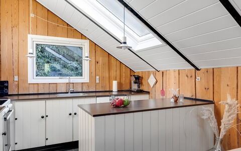 Leonard - 30Km from the Sea: Hout, Keuken, Plafond, Interieur Ontwerp, Countertop, Zolder, Cabinetry, Beits, Hardwood, Plank