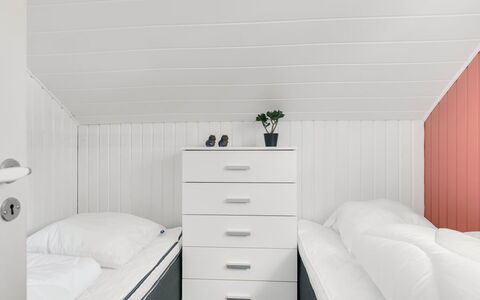 Leonard - 30Km from the Sea: Verdieping, Slaapkamer, Interieur Ontwerp, Flooring, Bed, Bedding, Laken, Plafond, Kamer