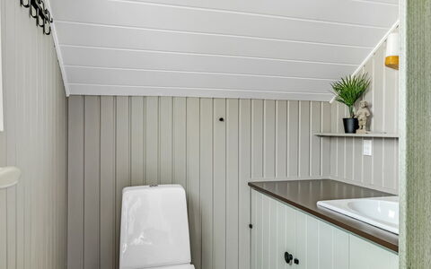 Leonard - 30Km from the Sea: Plafond, Interieur Ontwerp, Flooring, Loodgieterswerkinrichting, Verdieping, Lichte Inrichting, Badkamer, Loodgieter, Kraan, Wastafel
