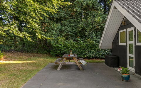 Leonard - 30Km from the Sea: Hout, Verblijf, Schaduw, Tuin, Siding, Garden Gebouwen, Backyard, Gazon, Landscaping, Werf
