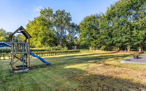 Leonard - 30Km from the Sea: Blauw, Boom, Struik, Tuin, Schaduw, Zonlicht, Gazon, Park, Landscaping, Werf