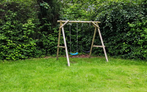Hejne - 29Km from the Sea: Speeltoestel, Schommel, Tuin, Schaduw, Gazon, Ladder, Speelplaats, Backyard, Park