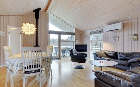 Tatti - 30Km from the Sea: Plafond, Interieur Ontwerp, Meubilair, Huis, Lichte Inrichting, Woonkamer, Kamer, Appartement, Winter, Kroonluchter