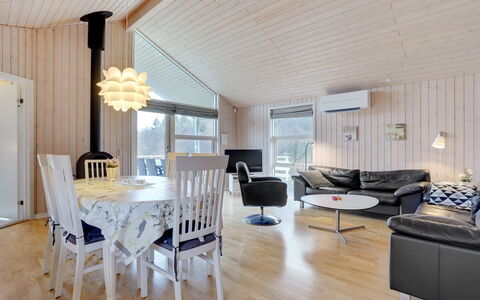 Tatti - 30Km from the Sea: Hout, Plafond, Interieur Ontwerp, Meubilair, Lichte Inrichting, Huis, Kroonluchter, Kamer, Woonkamer, Keuken En Eettafel