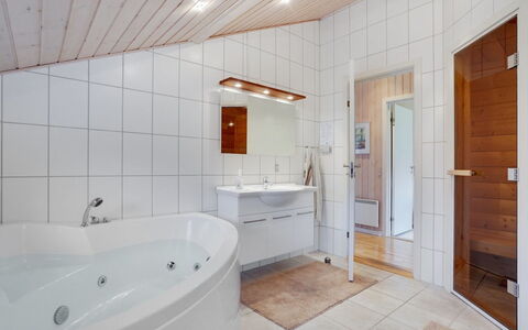 Tatti - 30Km from the Sea: Flooring, Loodgieterswerkinrichting, Interieur Ontwerp, Hout, Plafond, Verdieping, Badkamer, Loodgieter, Kamer, Huis