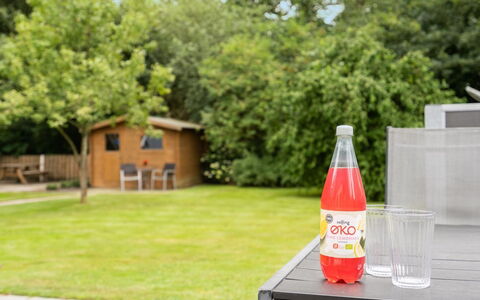 Liljana - 30Km from the Sea: Tuin, Gazon, Werf, Backyard, Park, Garden Gebouwen, Fles, Buitentafel, Buitenmeubels
