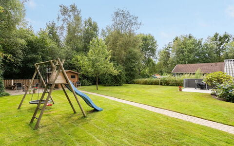 Liljana - 30Km from the Sea: Gras, Tuin, Land Lot, Gazon, Schaduw, Landscaping, Backyard, Werf, Park, Weide
