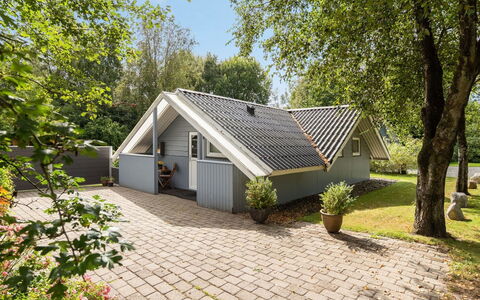Liljana - 30Km from the Sea: Meubilair, Interieur Ontwerp, Flooring, Hout, Verdieping, Plafond, Houten Vloer, Stoel, Tafel, Verlichting