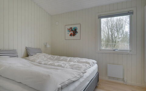 Brune - 30Km from the Sea: Hout, Slaapkamer, Verdieping, Bedding, Laken, Bed, Bed Frame, Plank, Plafond, Hardwood