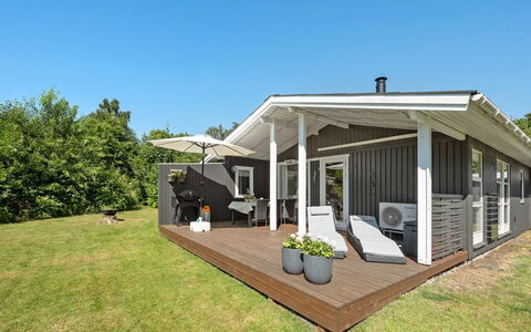 Brune - 30Km from the Sea: Hout, Huis, Dak, Huis, Veranda, Verblijf, Deur, Schaduw, Dek, Landgoed