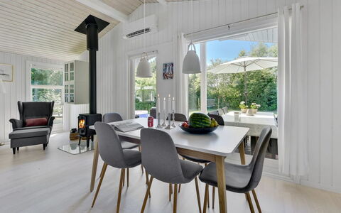 Brune - 30Km from the Sea: Hout, Flooring, Interieur Ontwerp, Meubilair, Huis, Houten Vloer, Verdieping, Keuken En Eettafel, Woonkamer, Stoel
