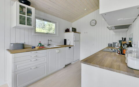 Brune - 30Km from the Sea: Hout, Flooring, Keuken, Countertop, Interieur Ontwerp, Cabinetry, Verdieping, Toestel Van De Keuken, Major Appliance, Meubilair