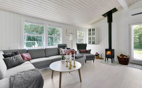 Brune - 30Km from the Sea: Hout, Huis, Flooring, Woonkamer, Interieur Ontwerp, Meubilair, Verdieping, Houten Vloer, Bankstel