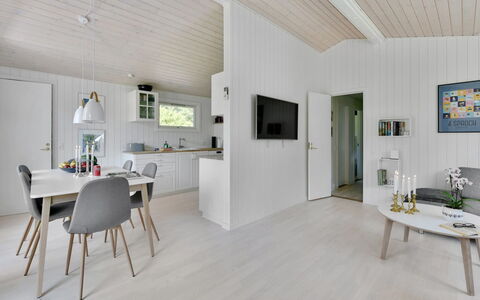 Brune - 30Km from the Sea: Hout, Flooring, Verdieping, Interieur Ontwerp, Houten Vloer, Huis, Plafond, Laminaatvloer, Woonkamer, Kamer