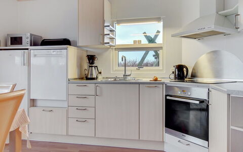 Clarissa - 300M from the Sea: Toestel Van De Keuken, Keuken, Countertop, Interieur Ontwerp, Flooring, Major Appliance, Meubilair, Cabinetry, Hout, Huishoudapparatuur
