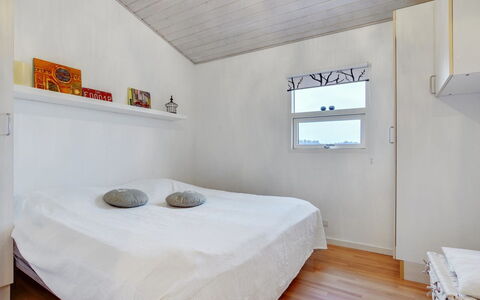 Clarissa - 300M from the Sea: Slaapkamer, Verdieping, Flooring, Bed, Hout, Interieur Ontwerp, Plafond, Laken, Bedding, Kamer