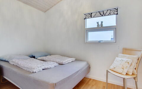 Clarissa - 300M from the Sea: Verdieping, Flooring, Hout, Slaapkamer, Interieur Ontwerp, Laken, Bed, Bedding, Verlichting, Meubilair