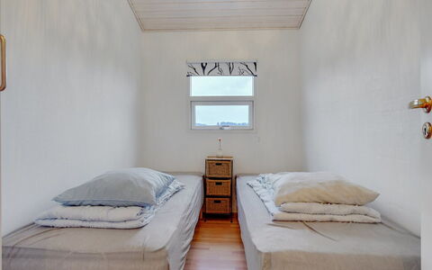 Clarissa - 300M from the Sea: Muur, Slaapkamer, Verdieping, Hout, Bed, Flooring, Laken, Bedding, Interieur Ontwerp, Plafond