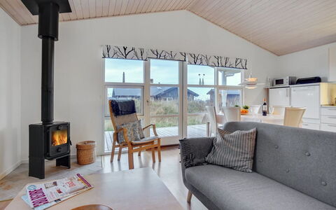Clarissa - 300M from the Sea: Hout, Meubilair, Interieur Ontwerp, Flooring, Plafond, Verdieping, Kamer, Woonkamer, Huis, Bankstel