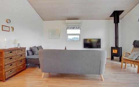 Clarissa - 300M from the Sea: Meubilair, Flooring, Interieur Ontwerp, Verdieping, Hout, Bankstel, Woonkamer, Kamer, Verlichting, Houten Vloer