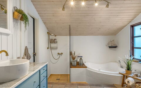 Gunnulf - 750M from the Sea: Interieur Ontwerp, Flooring, Loodgieterswerkinrichting, Hout, Plafond, Verdieping, Badkamer, Lichte Inrichting, Kraan, Loodgieter
