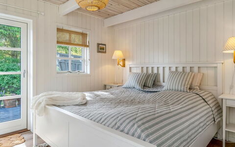 Gunnulf - 750M from the Sea: Meubilair, Interieur Ontwerp, Slaapkamer, Bed, Hout, Flooring, Plafond, Verdieping, Bedding, Laken