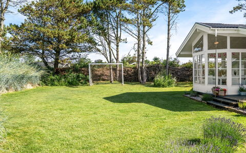Gunnulf - 750M from the Sea: Gras, Tuin, Struik, Gazon, Land Lot, Huis, Groundcover, Verblijf, Schaduw