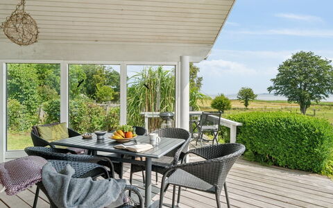 Brunman - 10M to the Fjord: Verblijf, Huis, Huis, Dak, Veranda, Landgoed, Siding, Garden Gebouwen, Boerderij, Werf