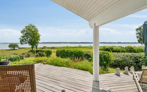 Brunman - 10M to the Fjord: Verblijf, Huis, Huis, Dak, Veranda, Landgoed, Siding, Garden Gebouwen, Boerderij, Werf