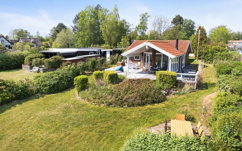 Brunman - 10M to the Fjord: Gebouw, Huis, Woongebied, Huis, Dak, Struik, Verblijf, Land Lot, Landgoed