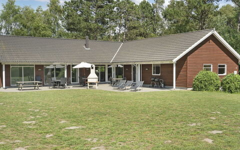 Hughe - 300M from the Sea: Dak, Huis, Huis, Verblijf, Deur, Siding, Dek, Veranda, Plank, Hardwood