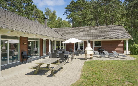 Hughe - 300M from the Sea: Dak, Huis, Huis, Verblijf, Deur, Siding, Dek, Veranda, Plank, Hardwood
