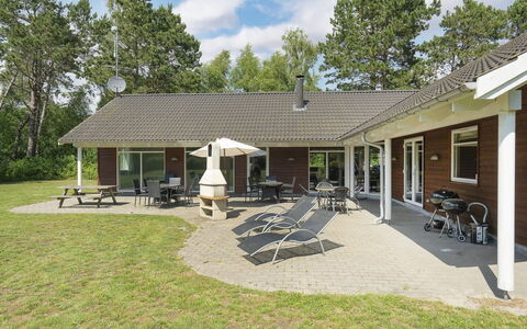 Hughe - 300M from the Sea: Dak, Huis, Huis, Verblijf, Deur, Siding, Dek, Veranda, Plank, Hardwood